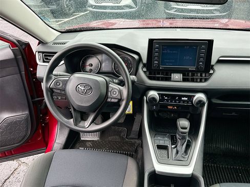 Used 2022 Toyota RAV4 LE image 19