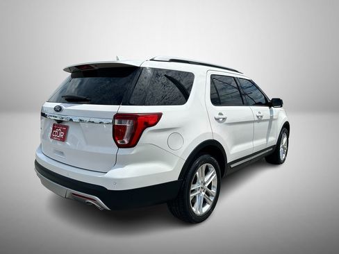 Used 2017 Ford Explorer XLT w/ Equipment Group 202A FWD image 4