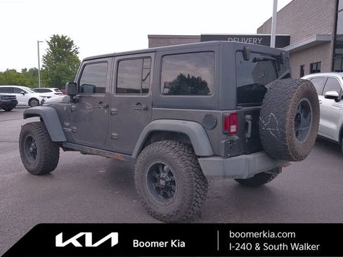 Used 2018 Jeep Wrangler Unlimited Sahara AWD/4WD image 3