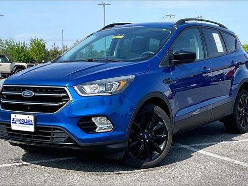 Used 2017 Ford Escape SE w/ SE Sport Appearance Package FWD image 3