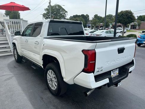 Used 2025 Toyota Tacoma SR5 AWD/4WD image 5