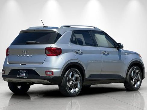 Used 2024 Hyundai Venue SEL FWD image 4