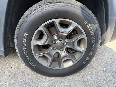 Used 2019 Jeep Cherokee Trailhawk w/ Cold Weather Group AWD/4WD image 5