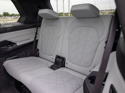 Used 2026 BMW X7 xDrive40i w/ M Sport Package AWD/4WD image 12