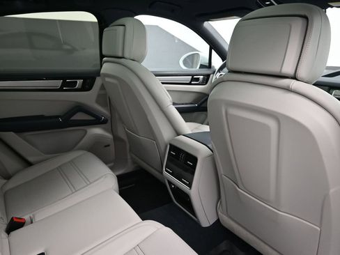 Certified 2023 Porsche Cayenne Platinum Edition AWD/4WD image 7