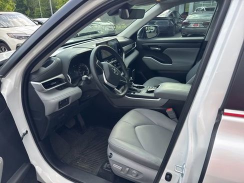 Used 2025 Toyota Highlander XLE FWD image 10