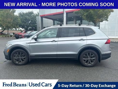 Used 2024 Volkswagen Tiguan SE w/ Panoramic Sunroof Package AWD/4WD image 7