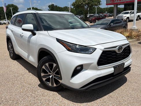 Used 2023 Toyota Highlander XLE FWD image 1