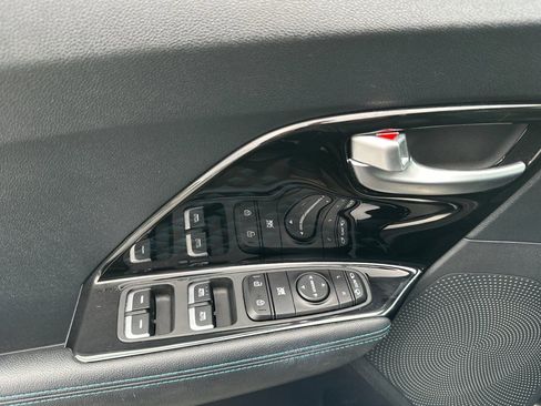 Used 2022 Kia Niro EX Premium image 12