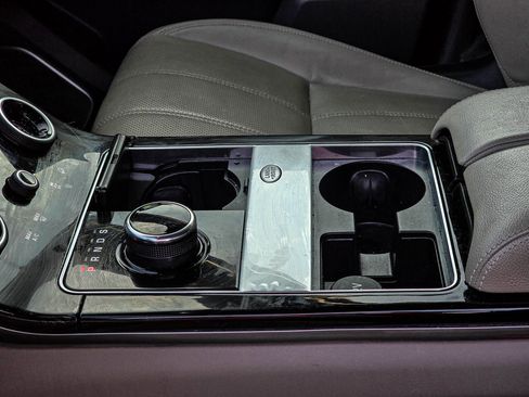 Used 2018 Land Rover Range Rover Velar R-Dynamic SE image 11