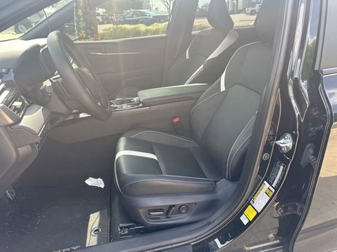 Used 2025 Toyota Camry SE w/ Convenience Package FWD image 5