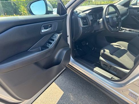 Used 2025 Nissan Rogue SV FWD image 27