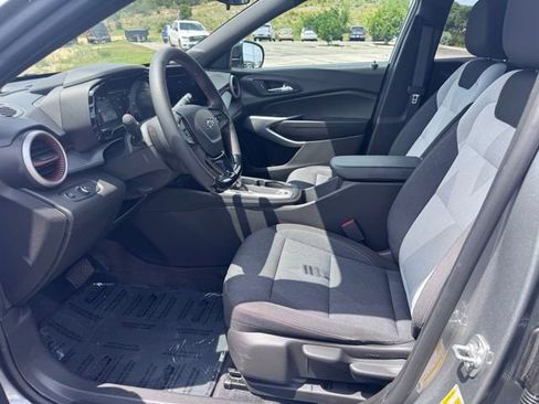 Used 2024 Chevrolet Trax RS w/ Sunroof Package FWD image 10