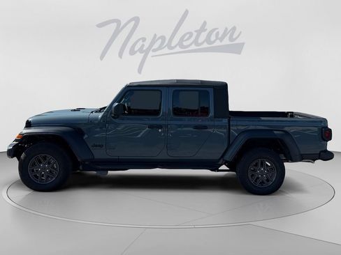 Used 2026 Jeep Gladiator Sport AWD/4WD image 2