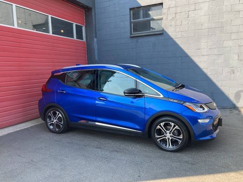 Used 2017 Chevrolet Bolt Premier w/ Driver Confidence II Package FWD image 1