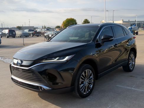 Used 2023 Toyota Venza XLE image 8