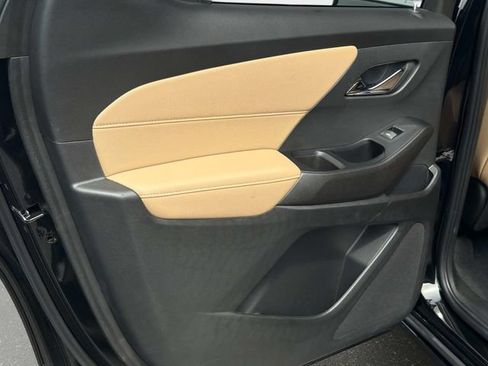 Used 2023 Chevrolet Traverse Premier FWD image 11