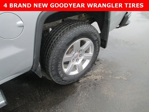 Used 2015 GMC Sierra 1500 SLT w/ Suspension Package, Off-Road image 2