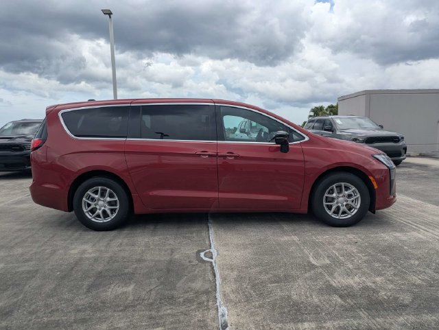 New 2027 Chrysler Pacifica Select FWD image 3