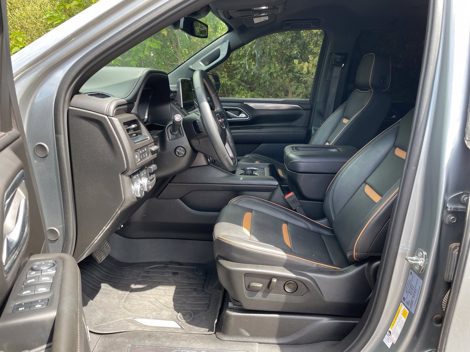 Used 2024 GMC Yukon AT4 w/ Technology Package AWD/4WD image 14