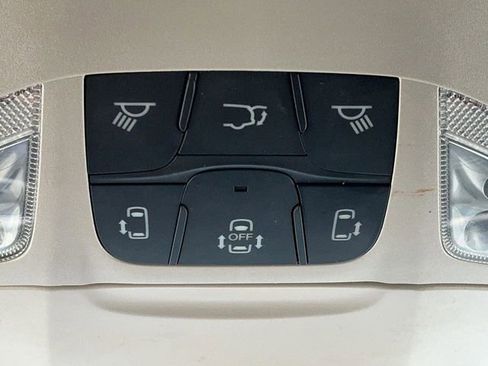 Used 2021 Chrysler Pacifica Limited w/ Uconnect Theater Family Group FWD image 23