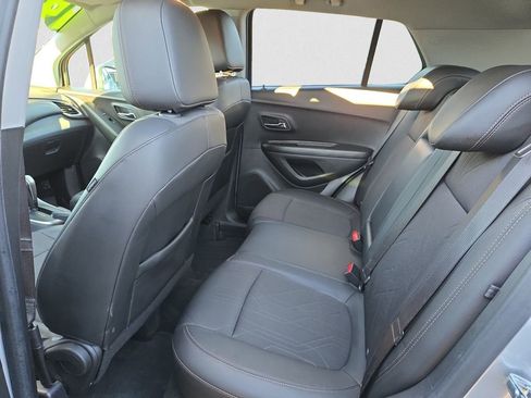 Used 2022 Chevrolet Trax LT w/ LT Convenience Package image 16