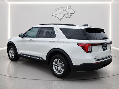 Used 2025 Ford Explorer Active AWD/4WD image 3