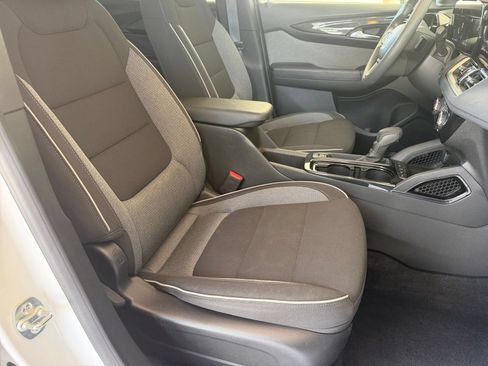 Used 2025 Chevrolet TrailBlazer LT AWD/4WD image 34