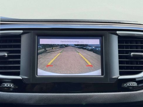 Used 2022 Chrysler Voyager LX FWD image 37