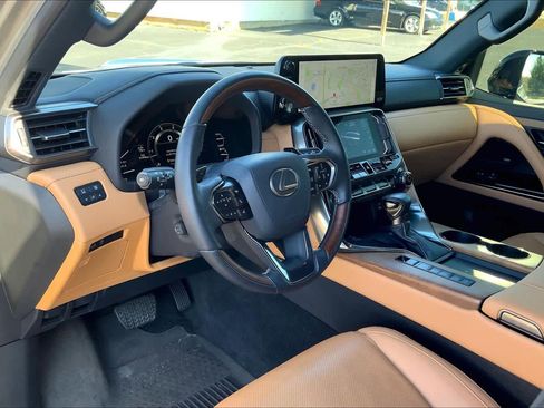 Used 2024 Lexus LX 600 4WD w/ Luxury Package image 19