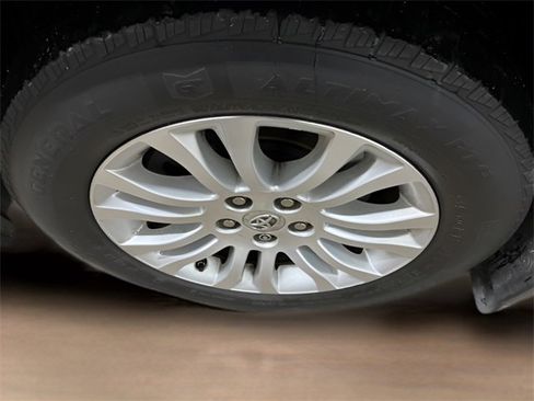 Used 2017 Toyota Sienna XLE image 9