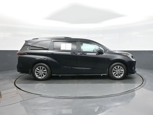 Certified 2025 Toyota Sienna LE w/ LE Plus Package image 8
