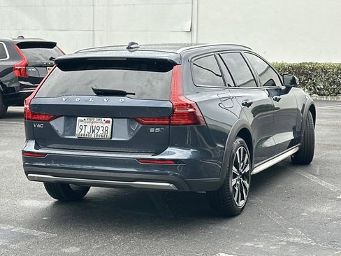 Certified 2025 Volvo V60 B5 Cross Country Ultra w/ Protection Package Premier image 4