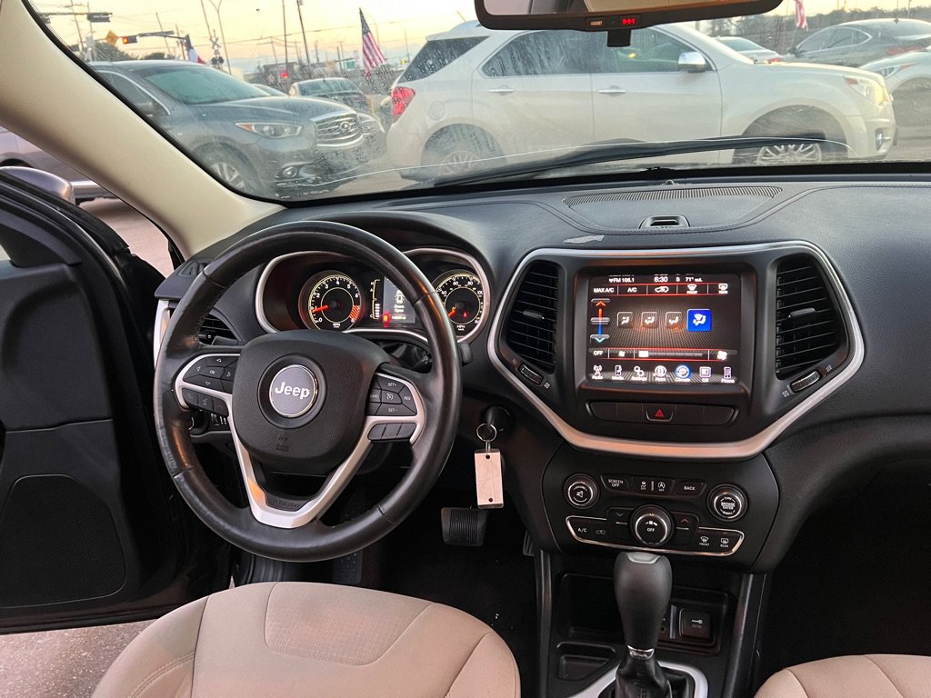 Used 2015 Jeep Cherokee Latitude FWD image 21