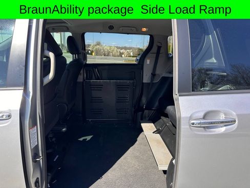 Used 2015 Toyota Sienna SE w/ SE Preferred Package FWD image 31
