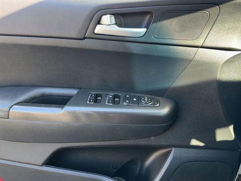 Used 2022 Kia Sportage LX image 18