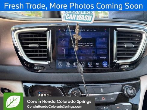 Used 2017 Chrysler Pacifica Touring FWD image 9