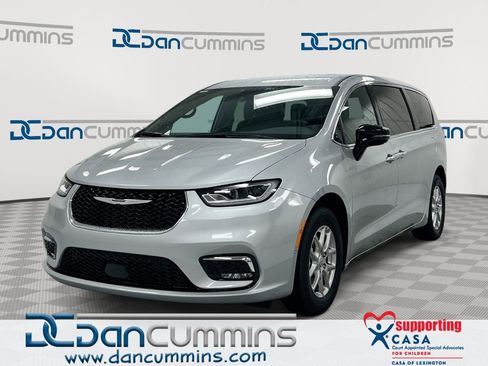 New 2026 Chrysler Pacifica Select FWD image 1