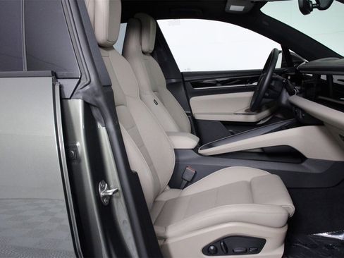 Used 2025 Porsche Macan 4 Electric image 29