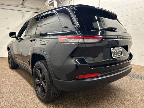 Used 2024 Jeep Grand Cherokee Limited w/ Black Appearance Package AWD/4WD image 4