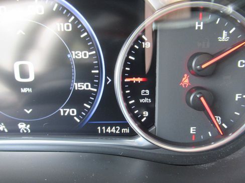 Used 2023 Chevrolet Traverse Premier FWD image 28