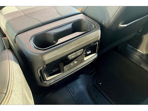 Used 2024 GMC Sierra 2500 AT4 image 26