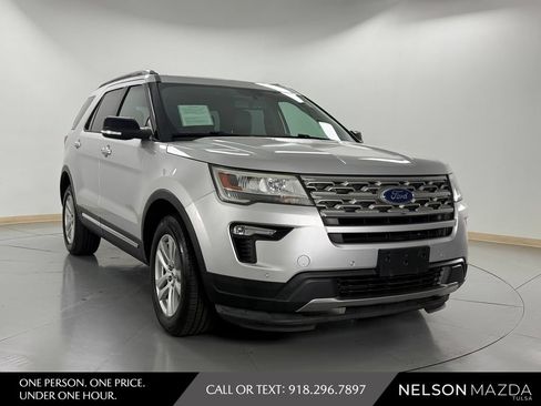 Used 2018 Ford Explorer XLT w/ Equipment Group 202A AWD/4WD image 4