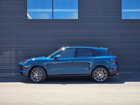 Used 2025 Porsche Cayenne w/ Premium Package AWD/4WD image 4