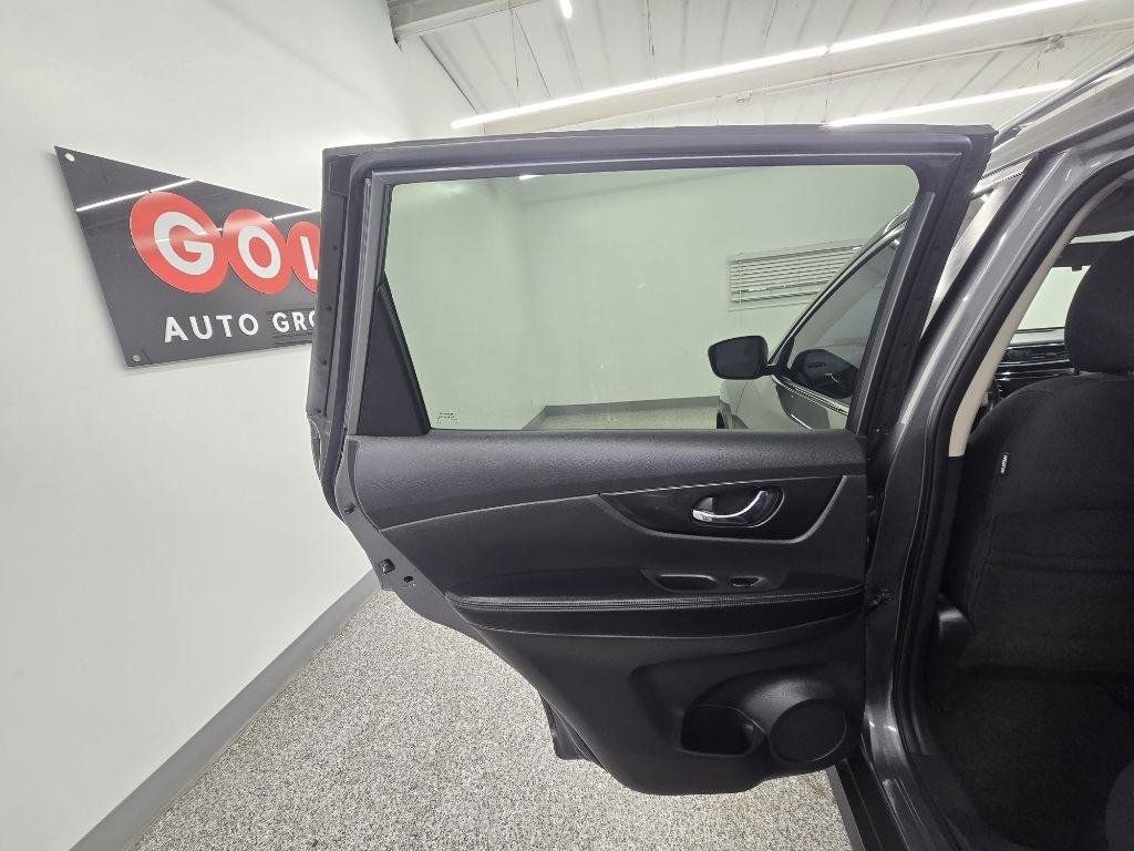 Used 2017 Nissan Rogue SV FWD image 27