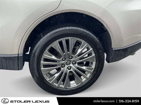 Used 2023 Toyota Venza Limited image 19