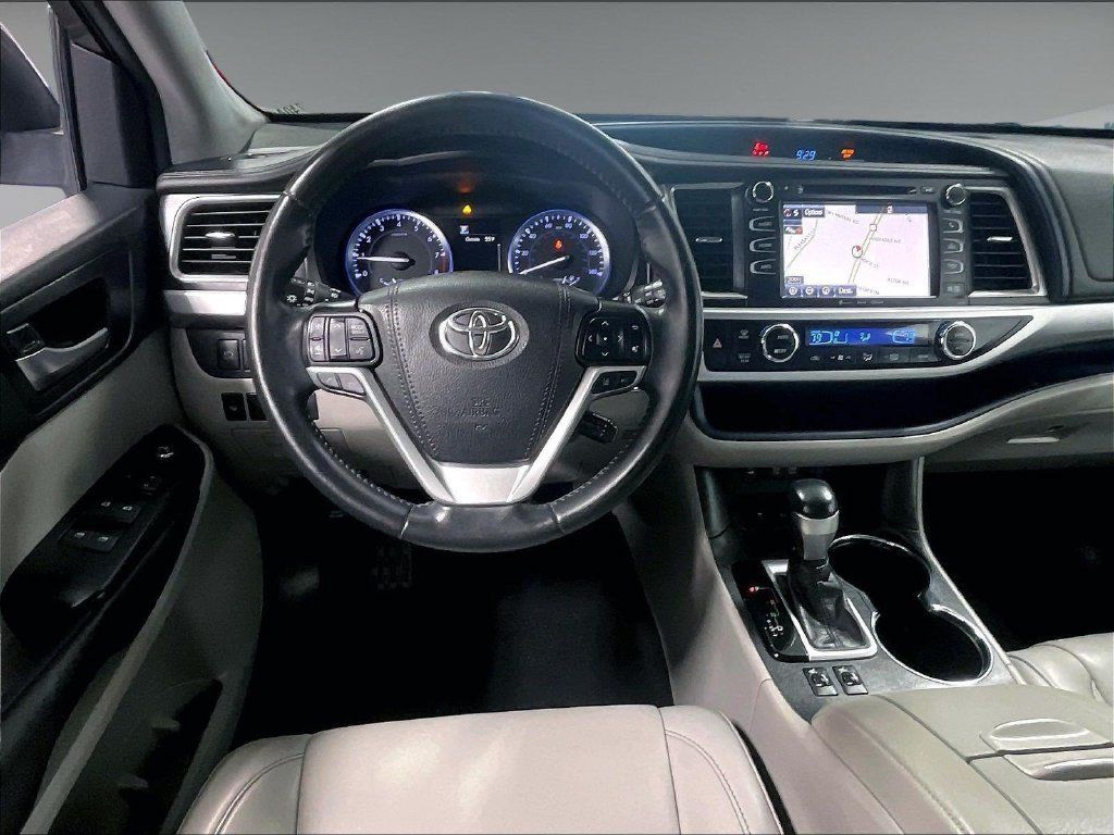 Used 2019 Toyota Highlander XLE AWD/4WD image 18
