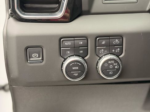 Used 2025 GMC Sierra 3500 Denali AWD/4WD image 16