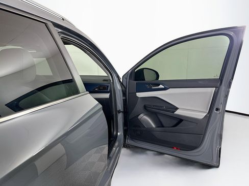 Used 2022 Volkswagen Taos SE w/ Panoramic Sunroof Package FWD image 32