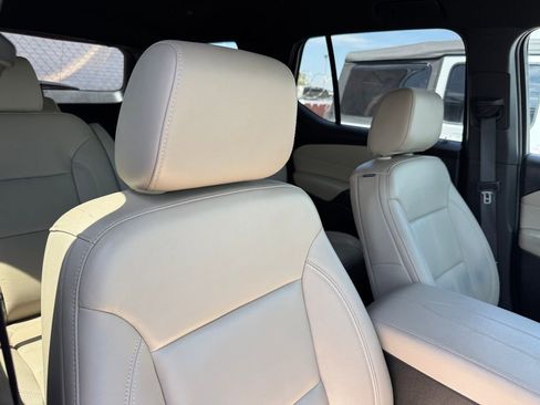 Used 2022 Chevrolet Traverse LT w/ LT Premium Package FWD image 3